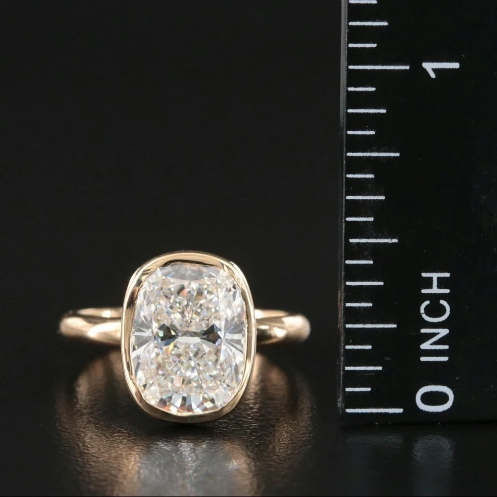Elegant 18K Gold Ring with stunning solitaire 4.20 ct Diamond (Size 6.25)